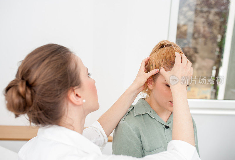 女医生正在做毛镜检查