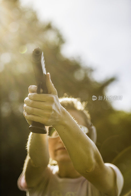 女人拿着枪