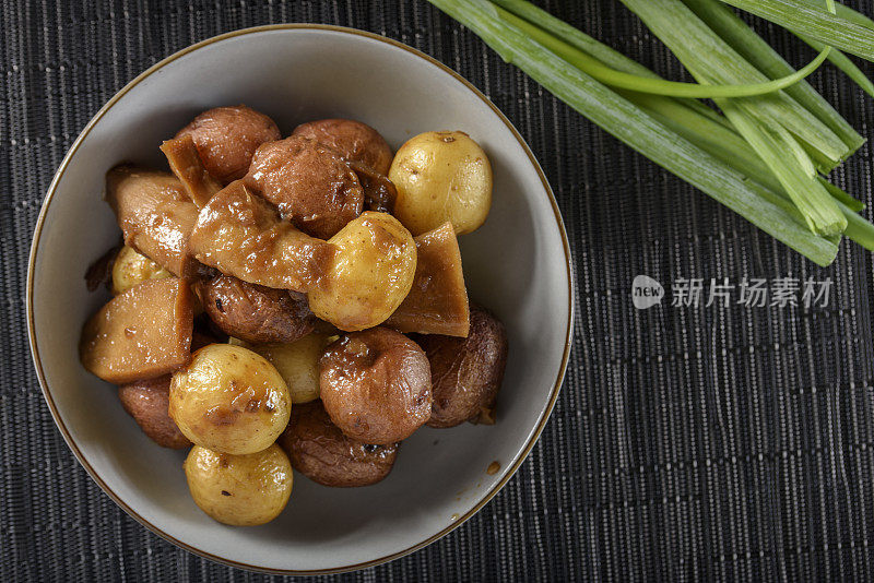 姜酱油煨金土豆