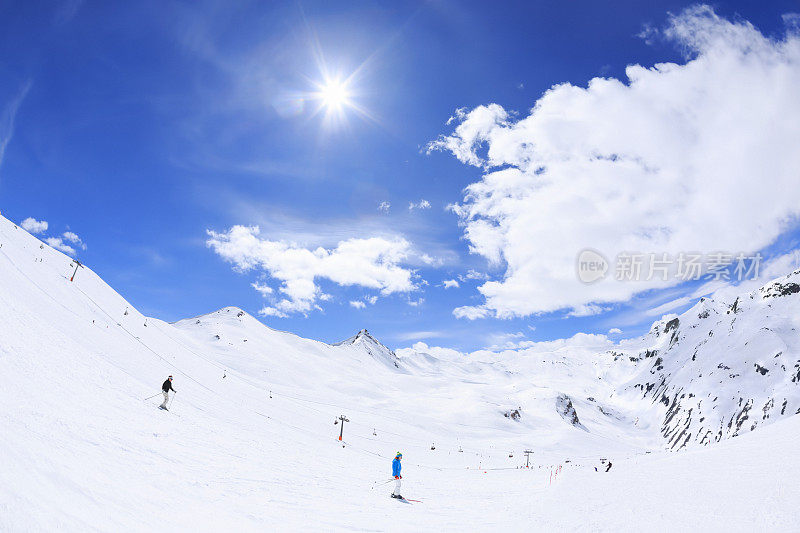 在利维诺滑雪的夫妇享受着美丽的冬季雪景