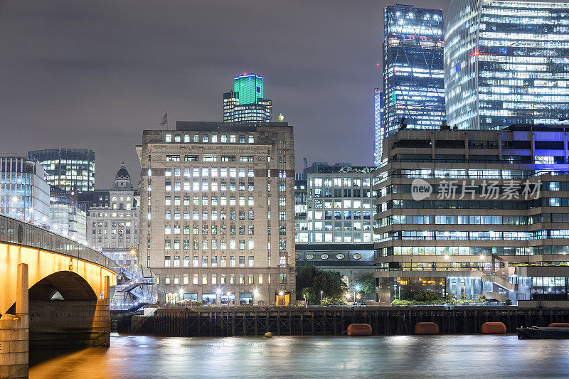 夜间照明公司大楼，伦敦，英国