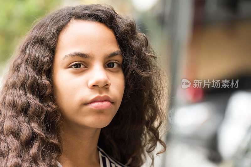 严肃的西班牙少女