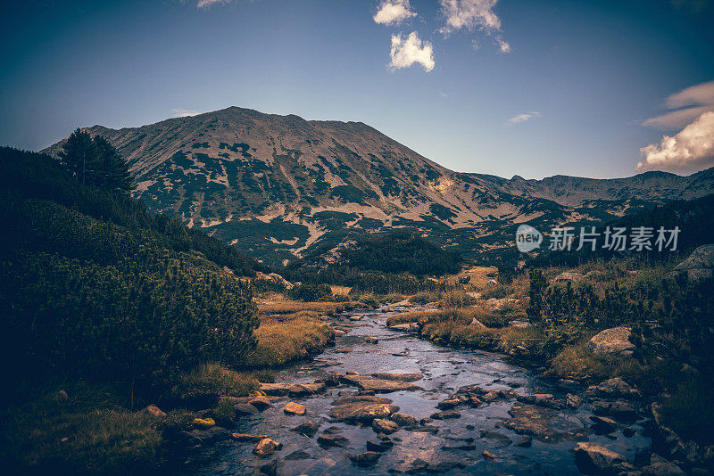 水在山上流淌