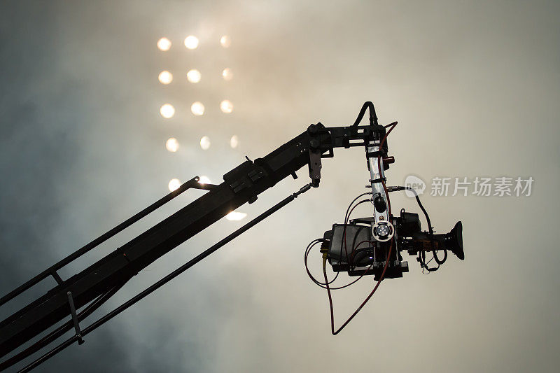 在足球比赛或音乐会期间，起重机上的电视摄像机