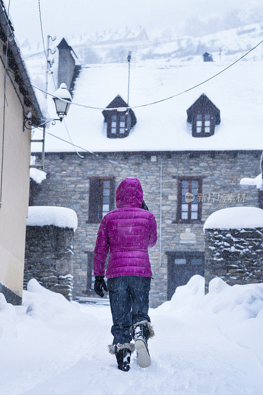 雪下的女人