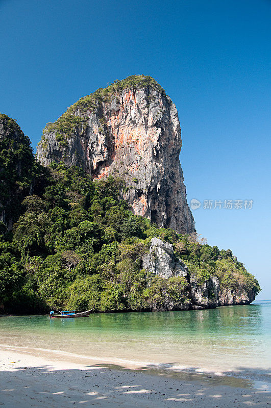 泰国甲米海滩有长尾船和山脉