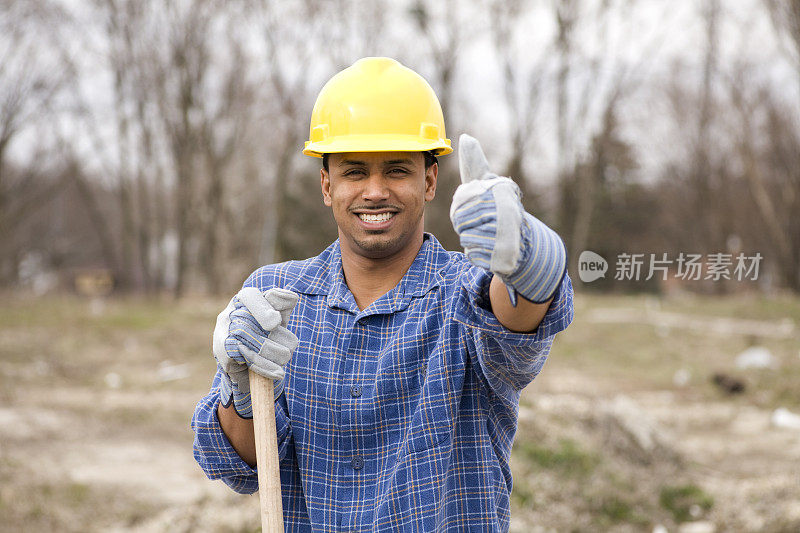 拉丁裔建筑工人竖起大拇指