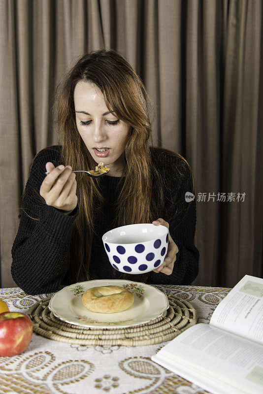 吃牛奶什锦早餐