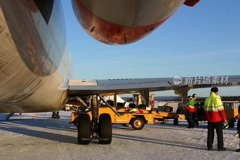 地勤人员将行李装上瑞典冬季的基律纳机场
