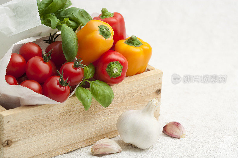 新鲜意大利食材-西红柿，罗勒，大蒜，辣椒