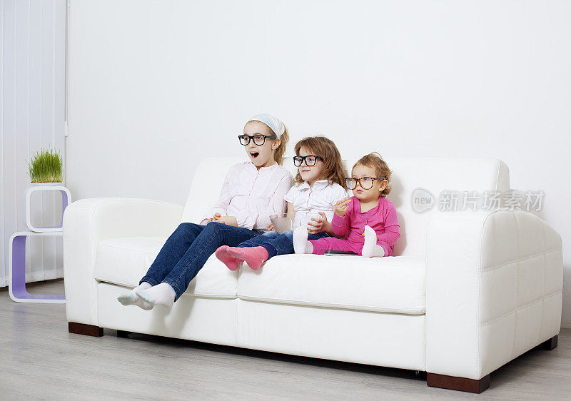 孩子们在家里看电视。
