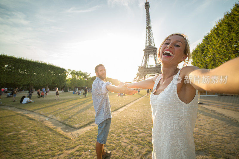 年轻人在巴黎埃菲尔铁塔前自拍