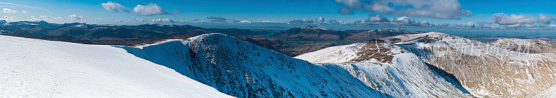 湖区冬季山地全景英国