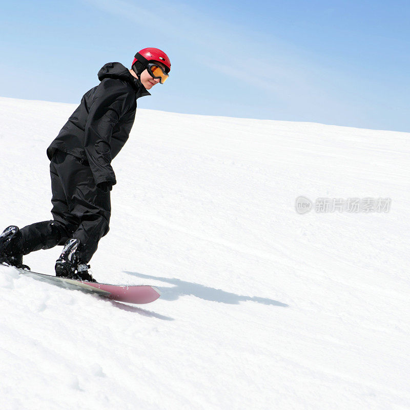 十几岁的男孩滑雪