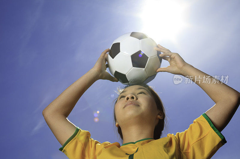 年轻女孩足球-球在头上