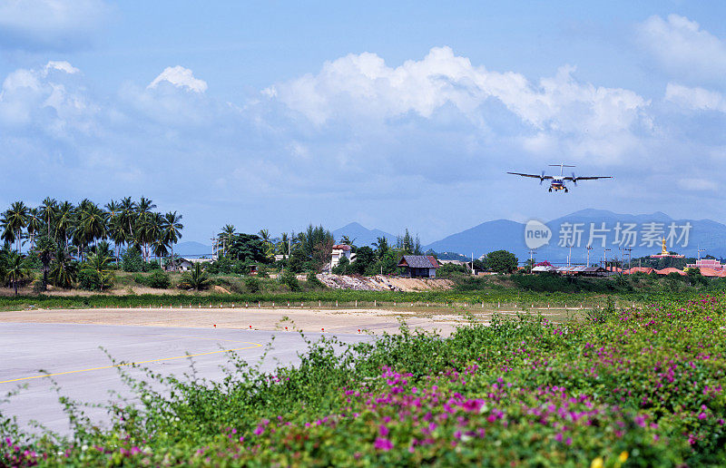 飞机在苏梅岛降落，背景是大佛