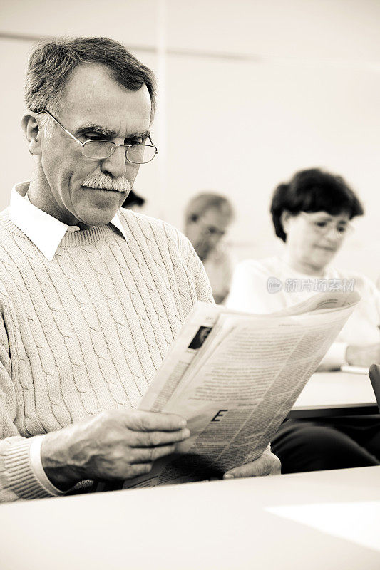 老人在课堂上读报