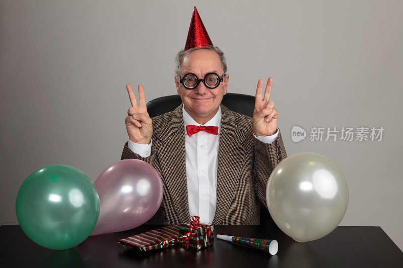 一个戴着派对帽，带着气球和礼物的老人