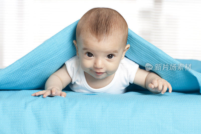 毯子下婴儿的肖像。