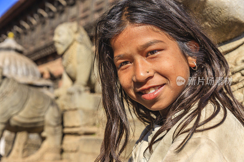 年轻的尼泊尔女孩在巴德岗的印度教寺庙玩得开心