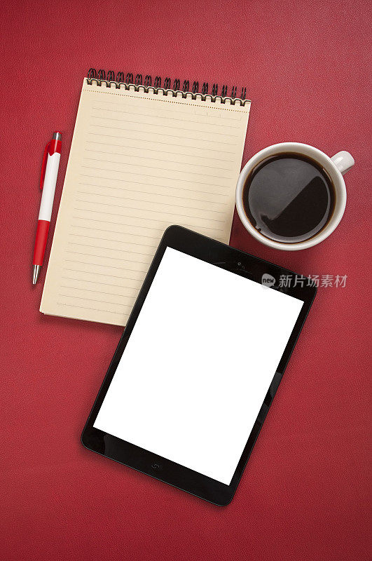 空白笔记本，迷你平板电脑，笔和咖啡