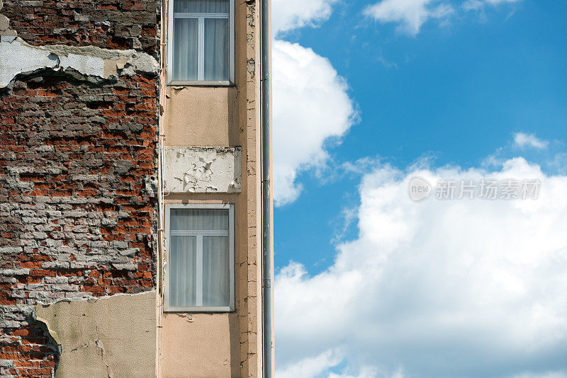 受损的建筑墙体和天空