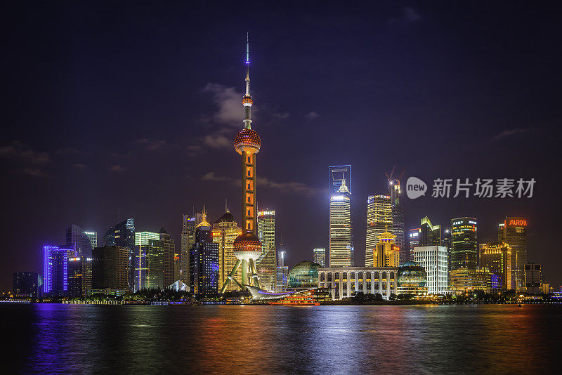 上海霓虹夜景摩天大楼东方明珠塔中国浦东天际线