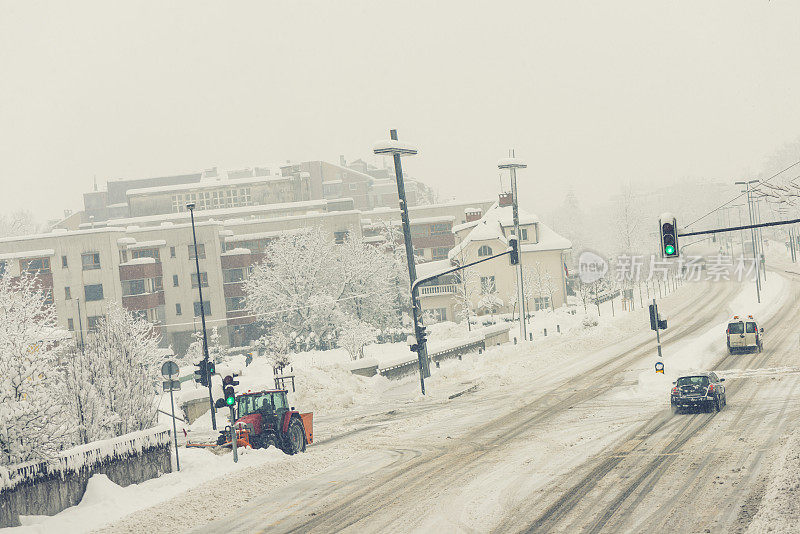 城市交通在下雪的街道上