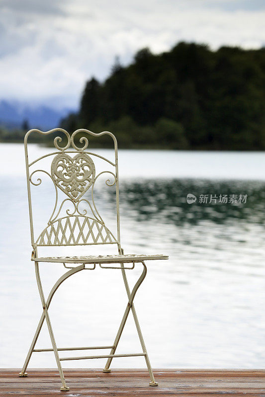 湖边码头上浪漫的心形铁椅
