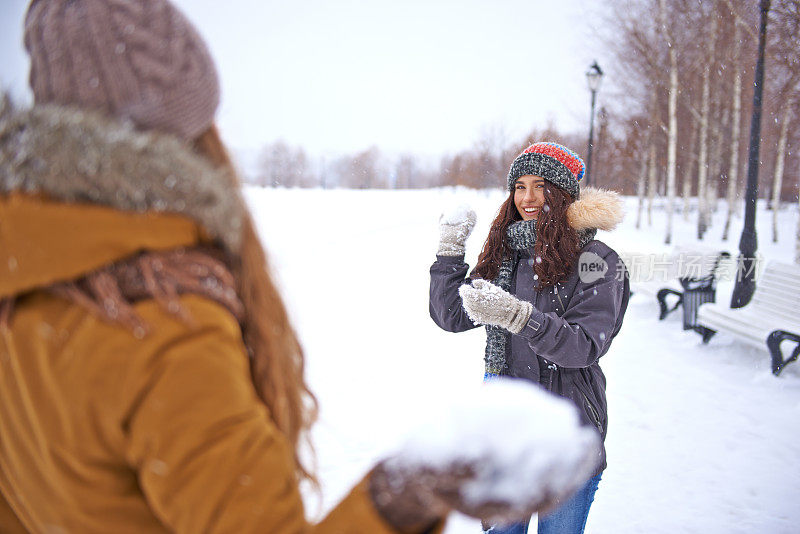 女性朋友在外面享受下雪天