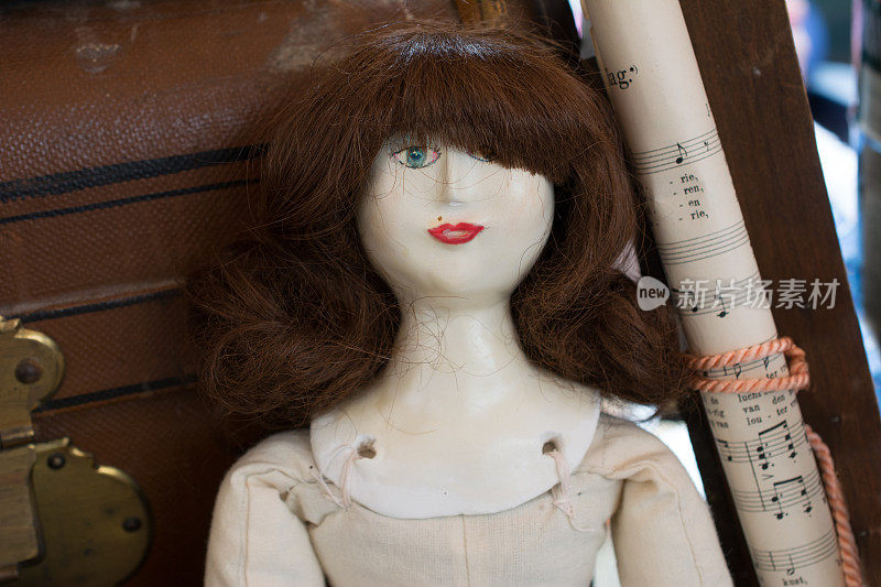 戴假发的古董娃娃
