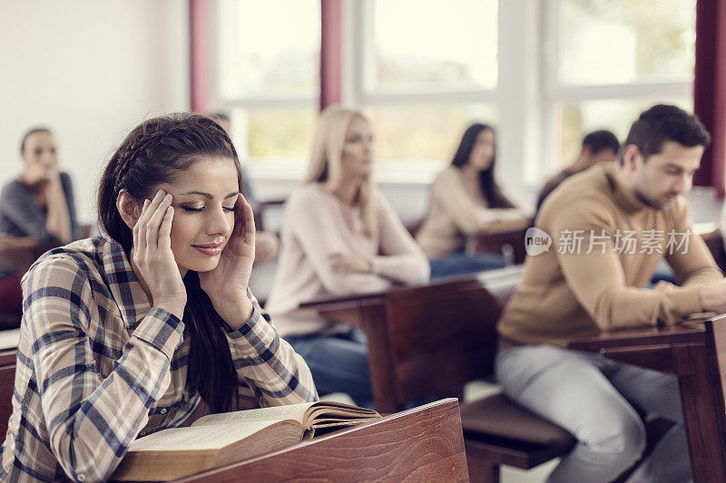 无聊和疲惫的女学生