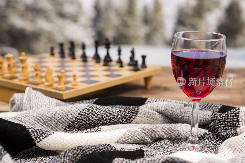 红酒，棋牌，冬天的背景。放松。