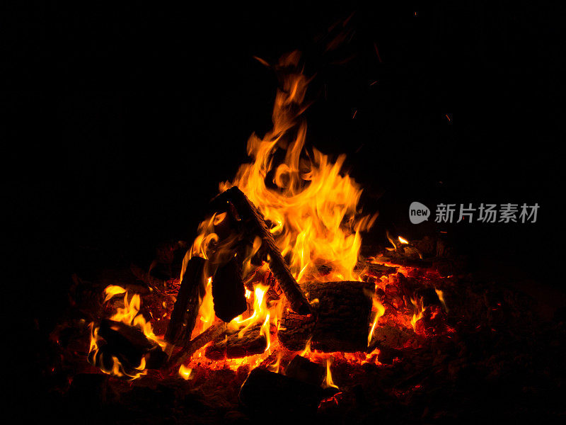 篝火燃烧着，余烬还在燃烧，夜景