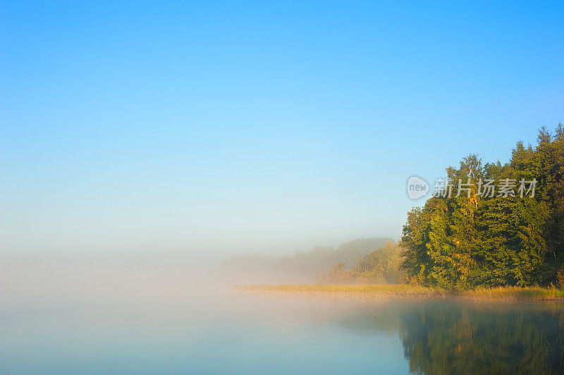 湖日出薄雾的早晨