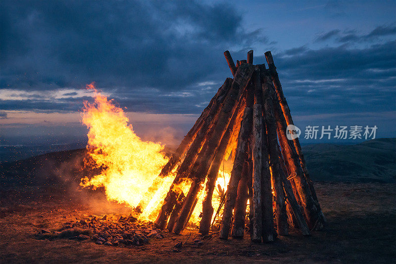 山顶上燃烧着大火信标