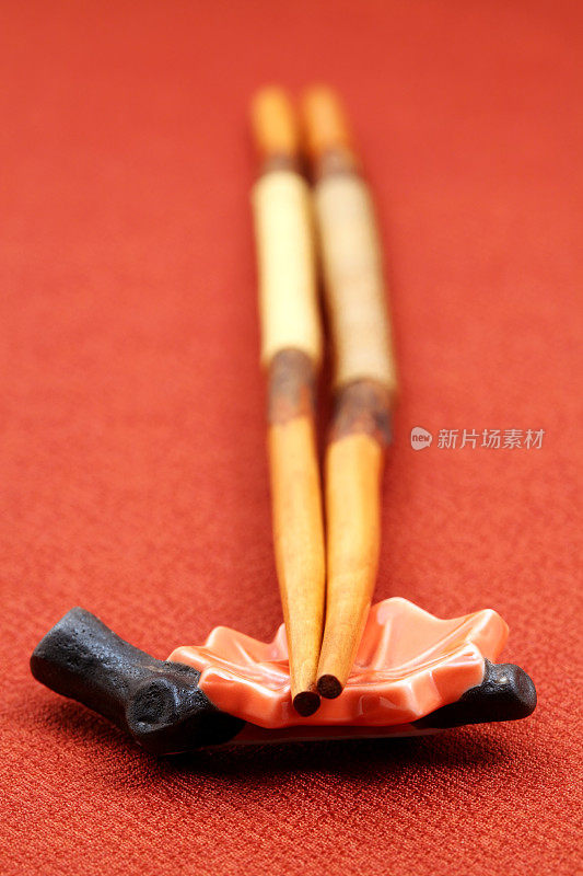 筷子放在红色的日本传统纺织品上