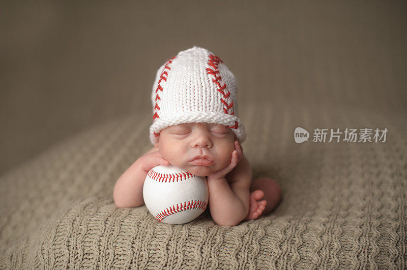 早产儿戴着针织帽和棒球睡觉