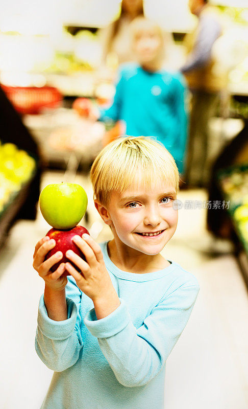 这是平衡的饮食吗?在超市买苹果的孩子