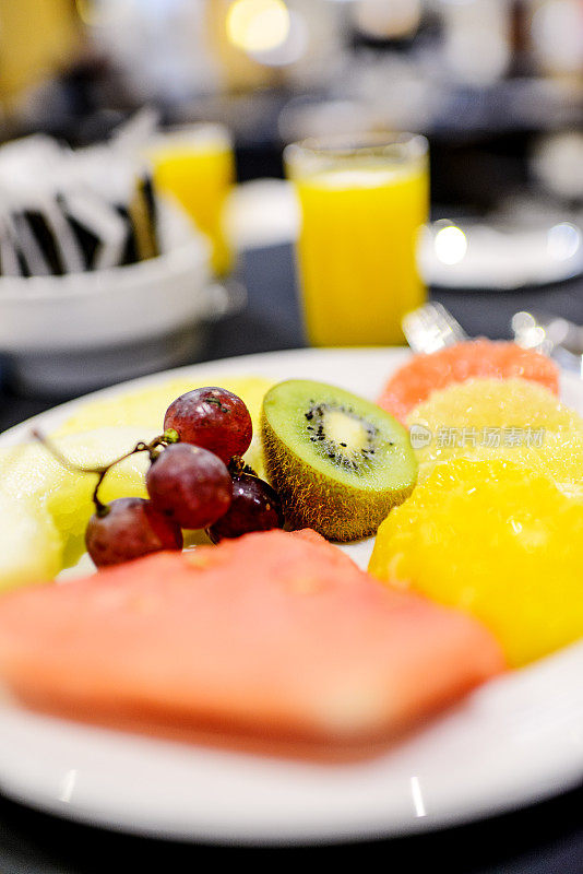 早餐要一盘新鲜水果和果汁