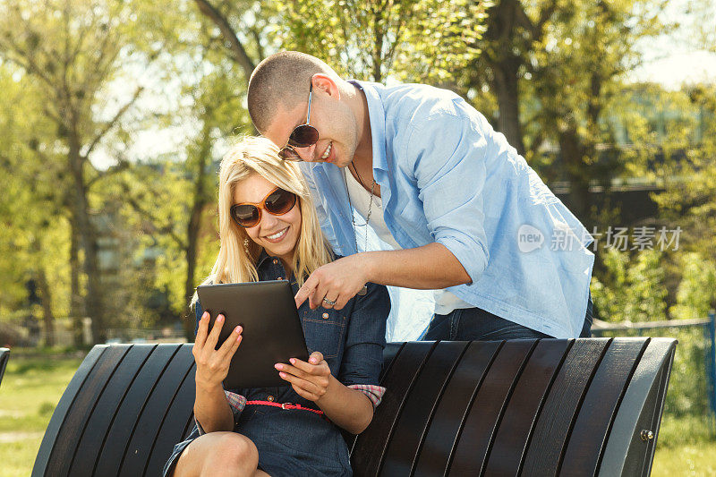 年轻的现代夫妇使用数码平板电脑