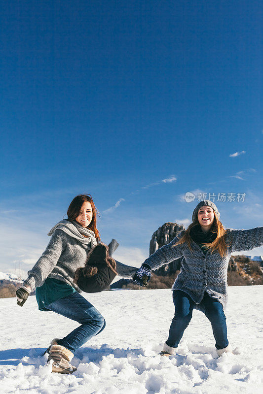 女孩们玩雪玩得很开心