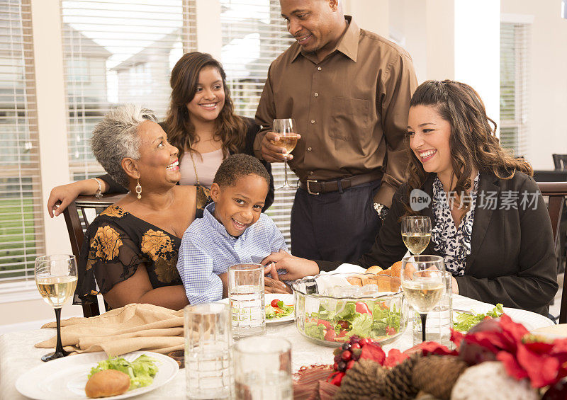 家庭关系:家人聚在一起吃圣诞晚餐或节日派对。