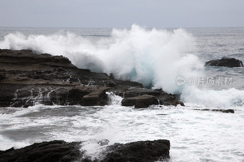 大洋，台湾东部的海岸线，海浪拍打着台湾的岩石海岸线