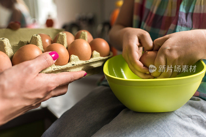 打碎鸡蛋的特写!