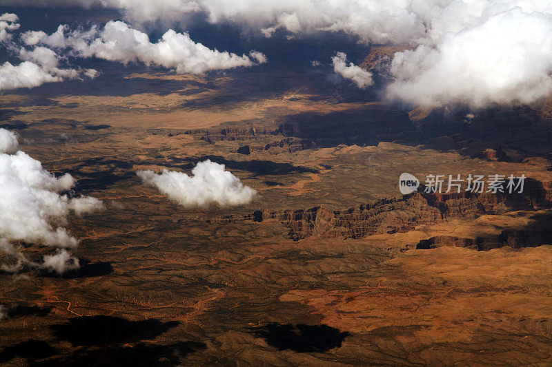 沙漠和云层中的峡谷