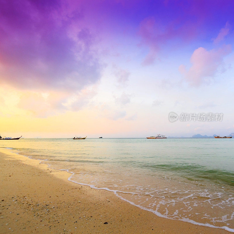 海上美丽的日出