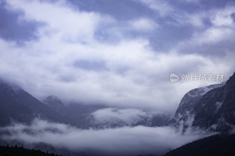 阿尔卑斯山在云中