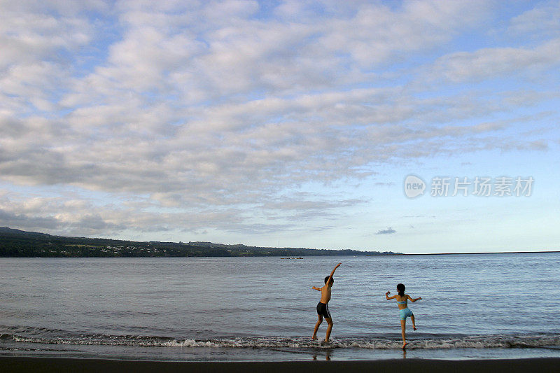 孩子们在海滩上玩耍