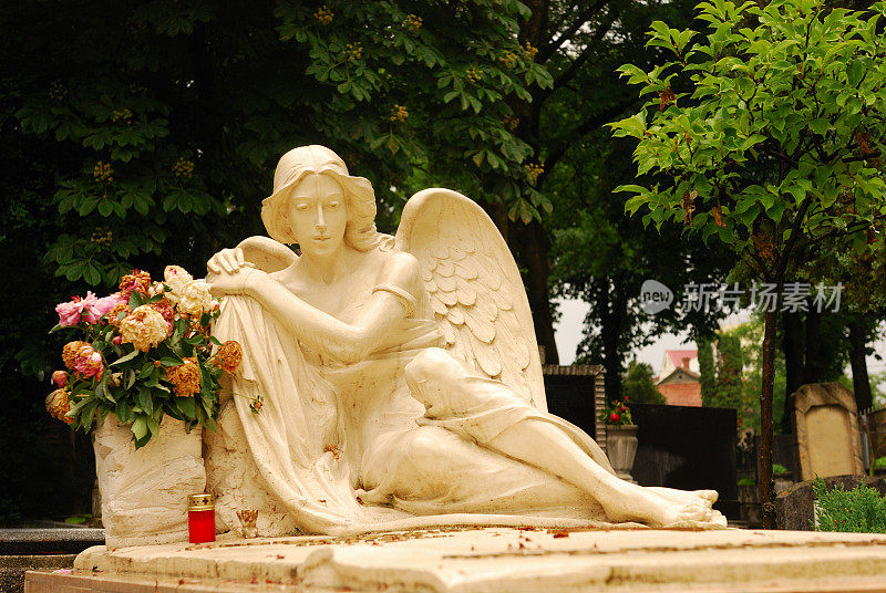 墓地里的天使雕塑